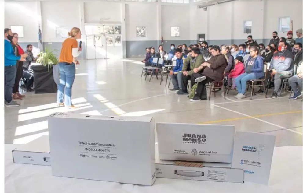 81 estudiantes de CET 17 recibieron sus netbooks