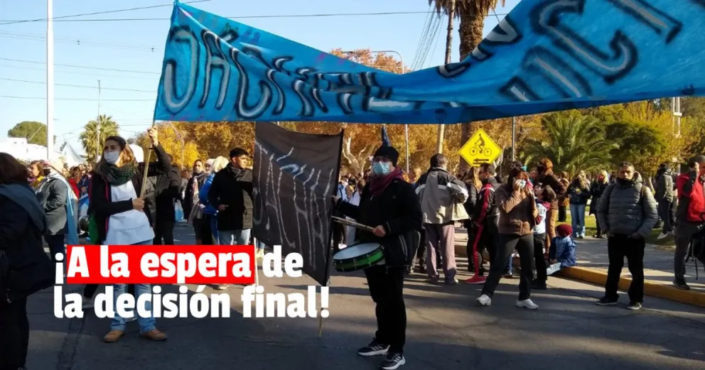 Los docentes esperan la decisión final de su reclamo en el Centro Cívico