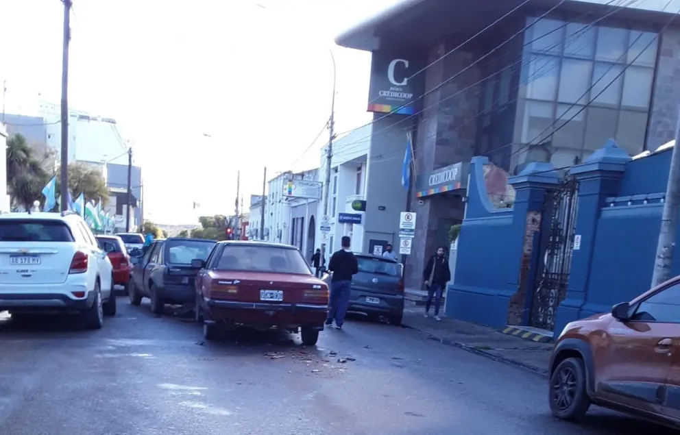 Por una doble imprudencia, se produjo un choque en cadena en pleno centro de Viedma