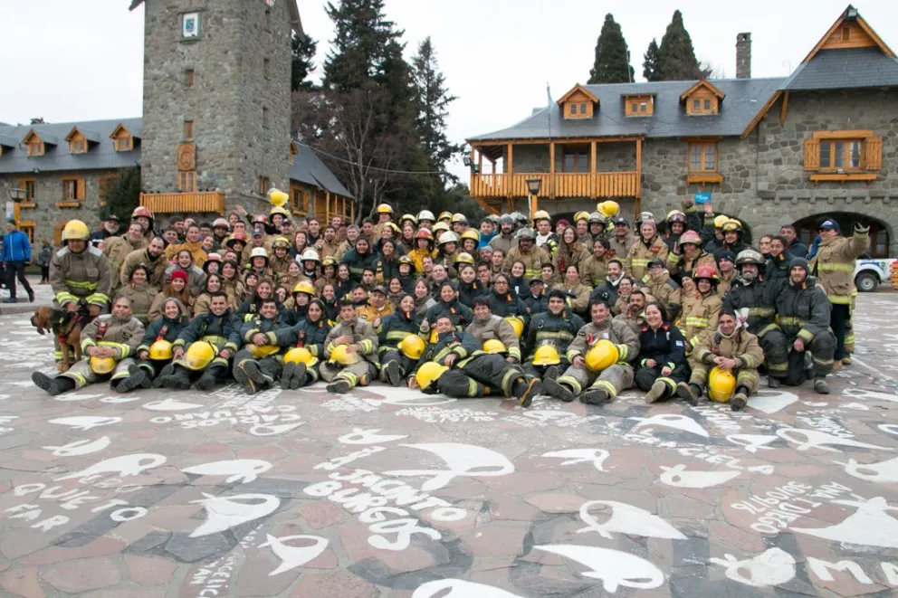 Entonarán el himno y realizarán la tradicional foto, esta vez, en el cartel de Bariloche ubicado en Playa del Centro. Foto: Facundo Pardo 