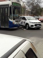 Terrible accidente: un colectivo de Saeta impactó contra un vehículo