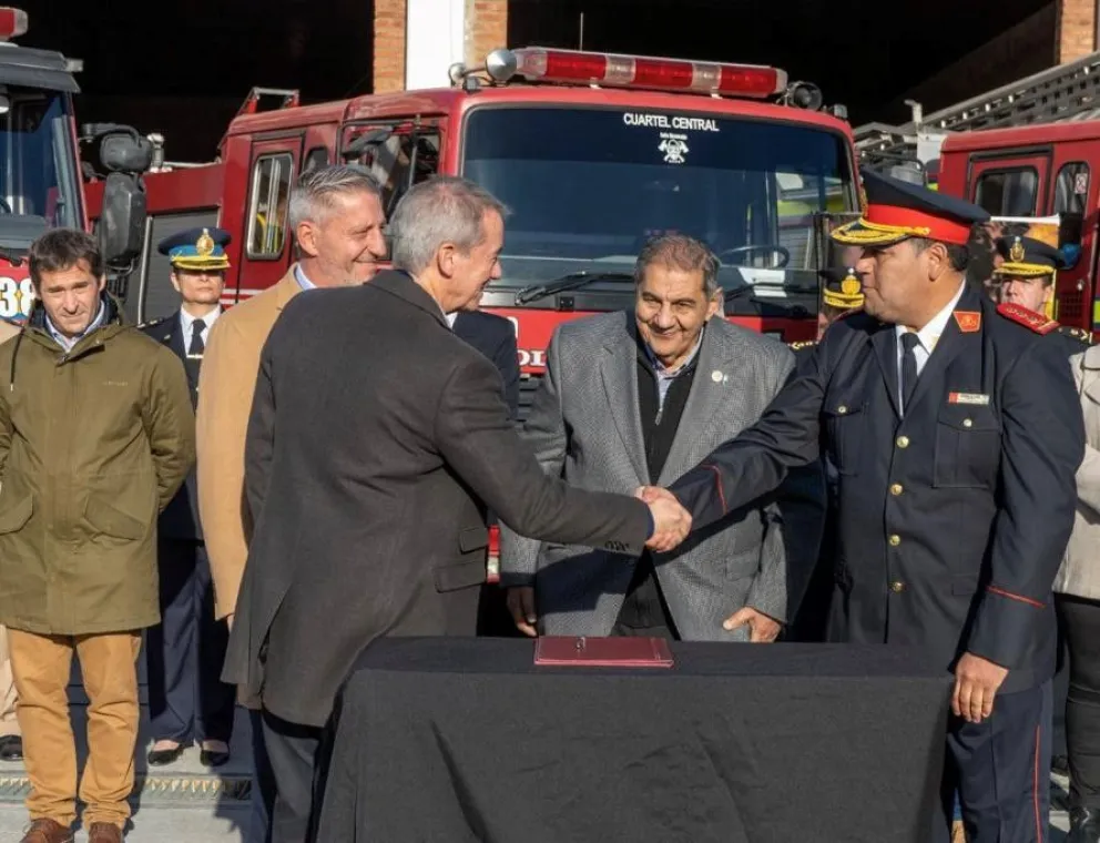 Con un nuevo aporte de equipamiento, PAE homenajeó a los bomberos voluntarios en su día