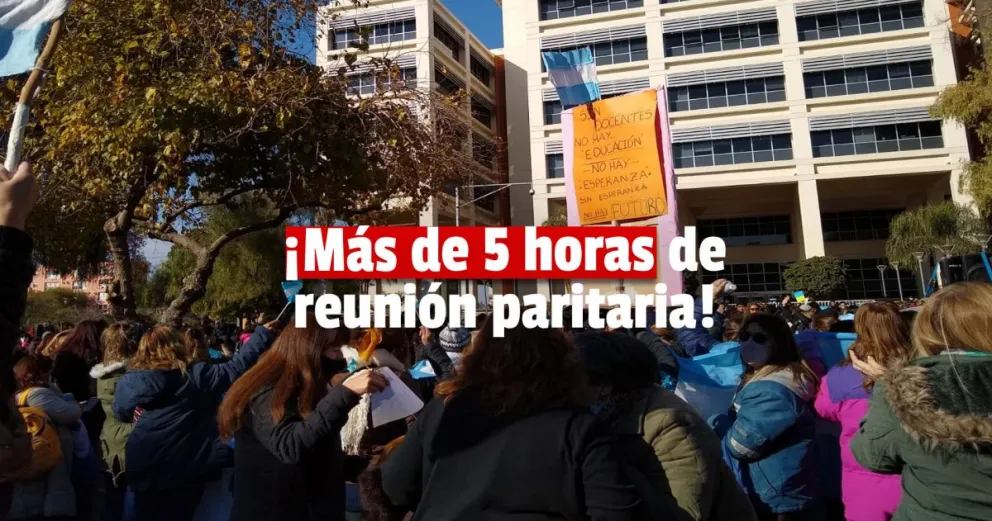 Más de 5 horas de reunión paritaria docente en el Centro Cívico