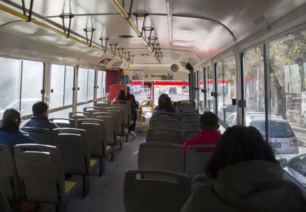 Denuncian que estudiantes arrojan piedras a los autos desde el colectivo: “Los chicos se divierten así”