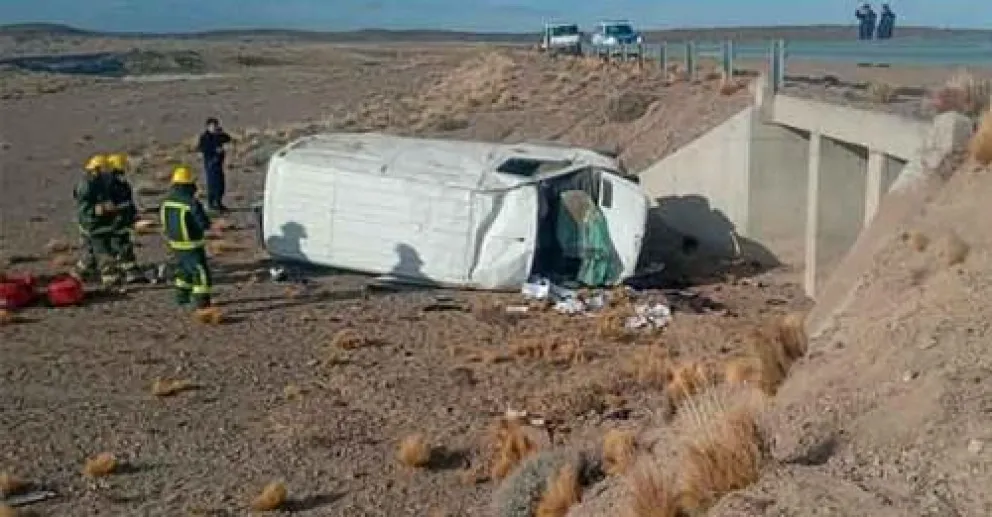 Tres heridos en un vuelco en ruta 23