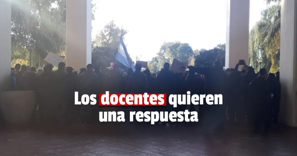 Tras la larga espera, los docentes se acercaron al Centro Cívico para pedir respuestas