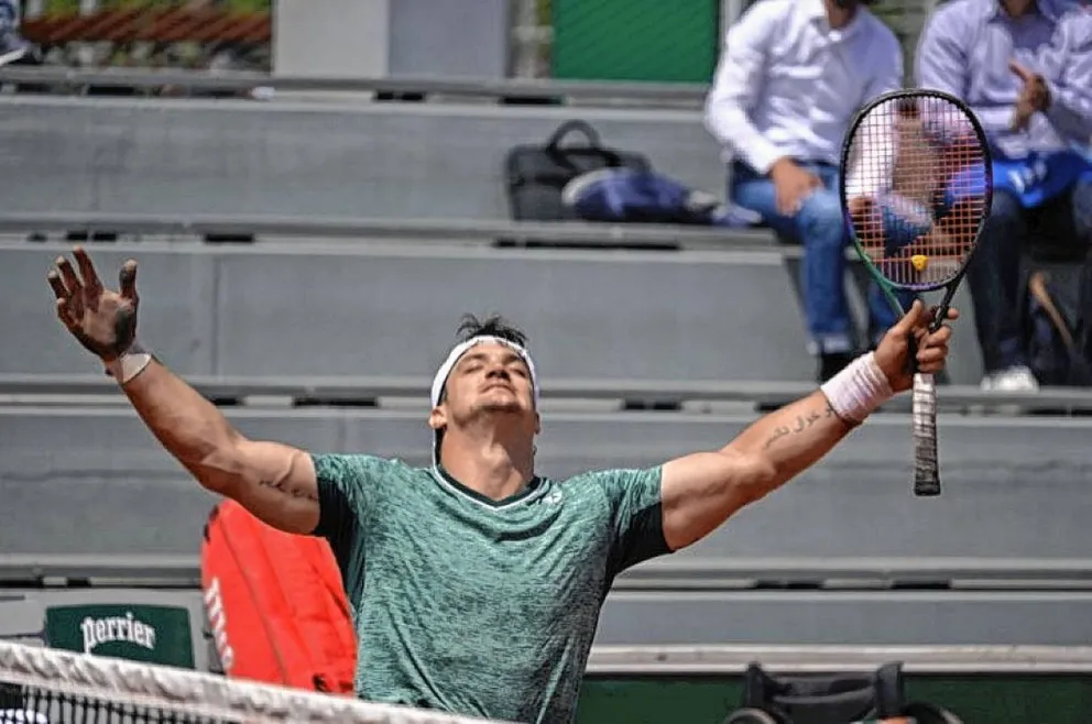 Gustavo Fernández venció al número uno del mundo y es finalista en Roland Garros