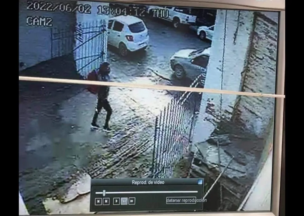 En plena luz del día, delincuentes vaciaron un auto en el estacionamiento de un supermercado céntrico