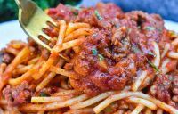 Aprende a preparar un rico Spaguetti con salsa de tocino y carne