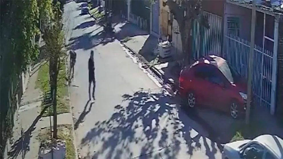 |VIDEO| ¡No les importa nada! Le robaron mientras ayudaba a una persona que sufrió un ACV