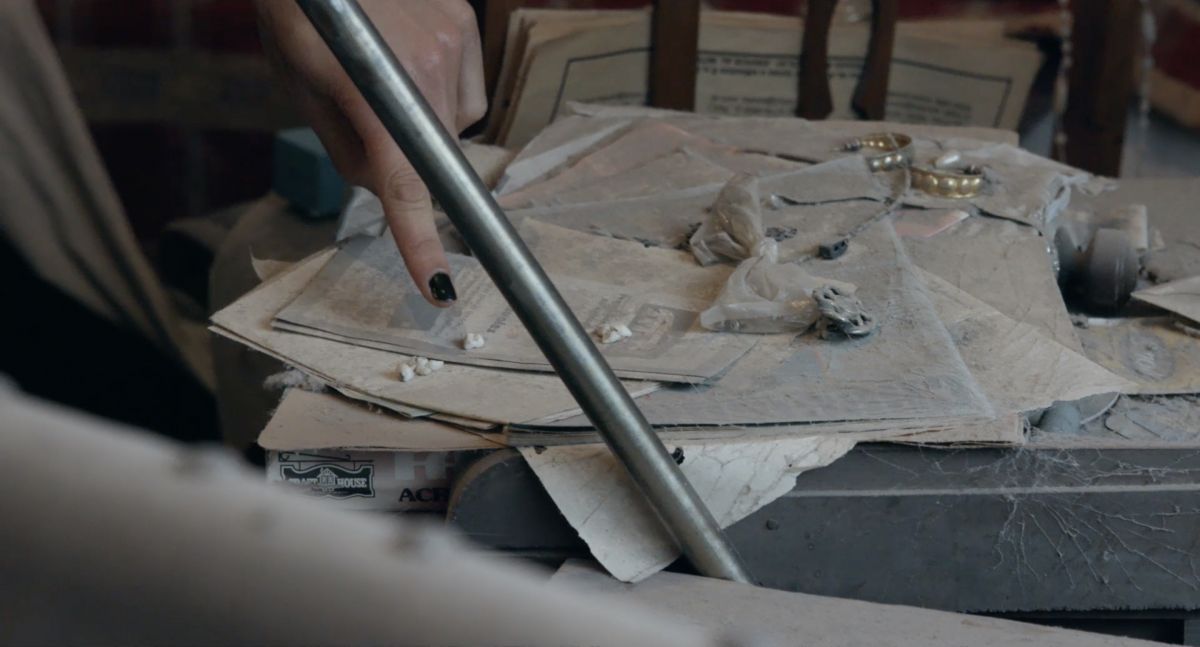 Crítica de “Un bolso lleno de carteras”, el proceso de hacer arte con la basura