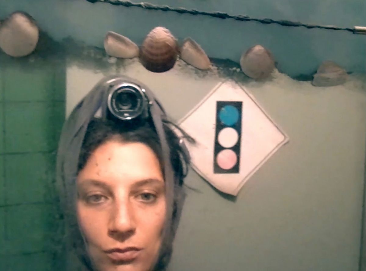 Crítica de “Un bolso lleno de carteras”, el proceso de hacer arte con la basura