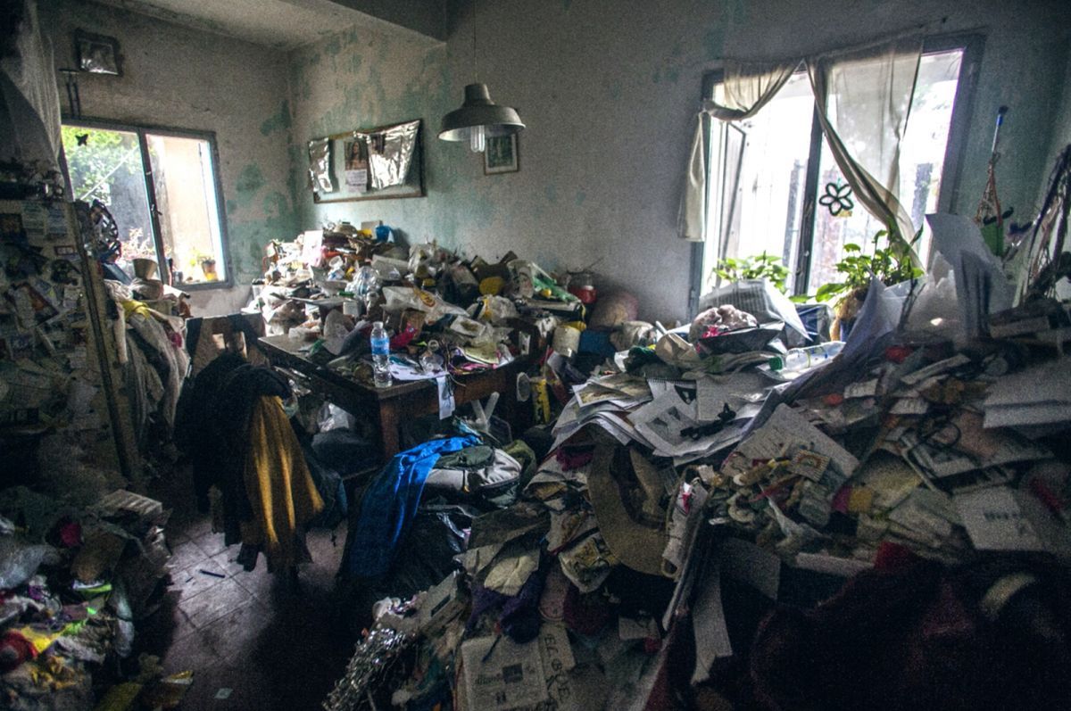 Crítica de “Un bolso lleno de carteras”, el proceso de hacer arte con la basura