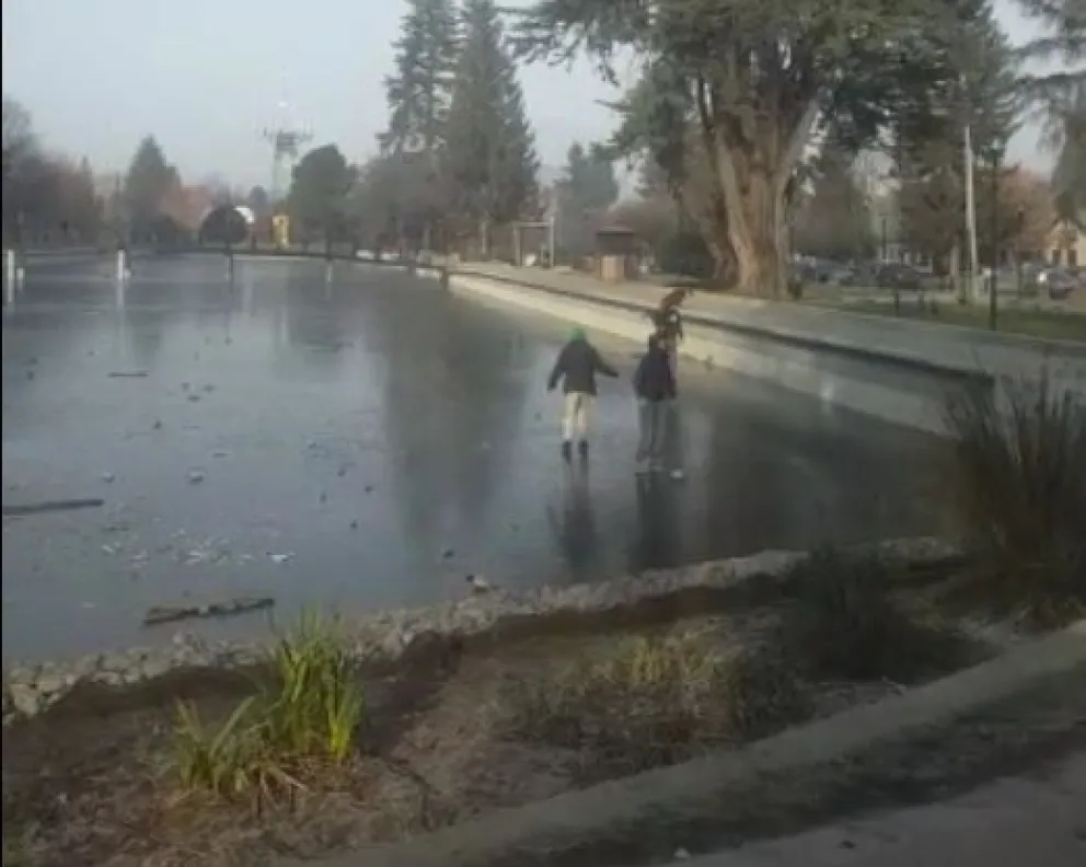 Se congeló el espejo de agua de la plaza Pagano y los niños lo aprovecharon