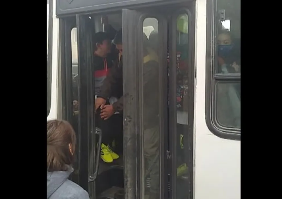 La puerta de un colectivo apretó la pierna de un niño y surgió la polémica por los pasajeros parados