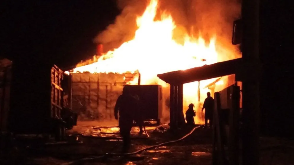 Voraz incendio en un galpón del barrio El Frutillar