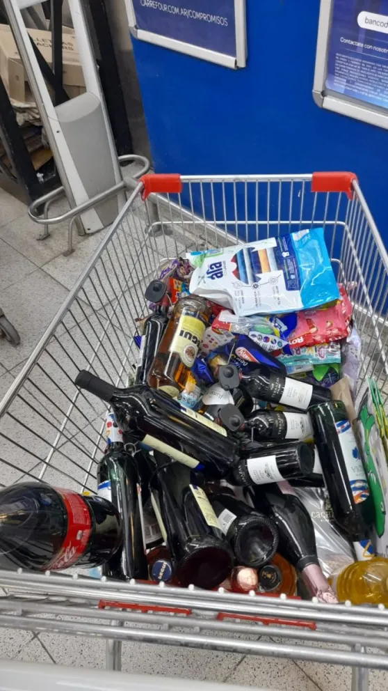 Detuvieron a una mujer que quiso robar bebidas alcohólicas, fiambre y perfumes