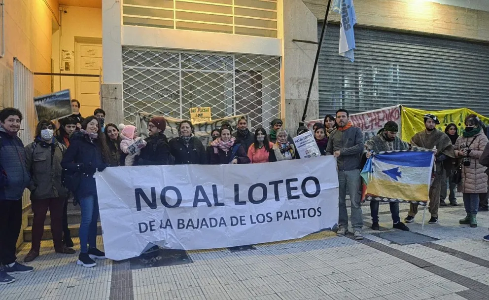 Vecinos autoconvocados en defensa de la playa Bajada de los Palitos se manifestaron frente al Concejo Deliberante