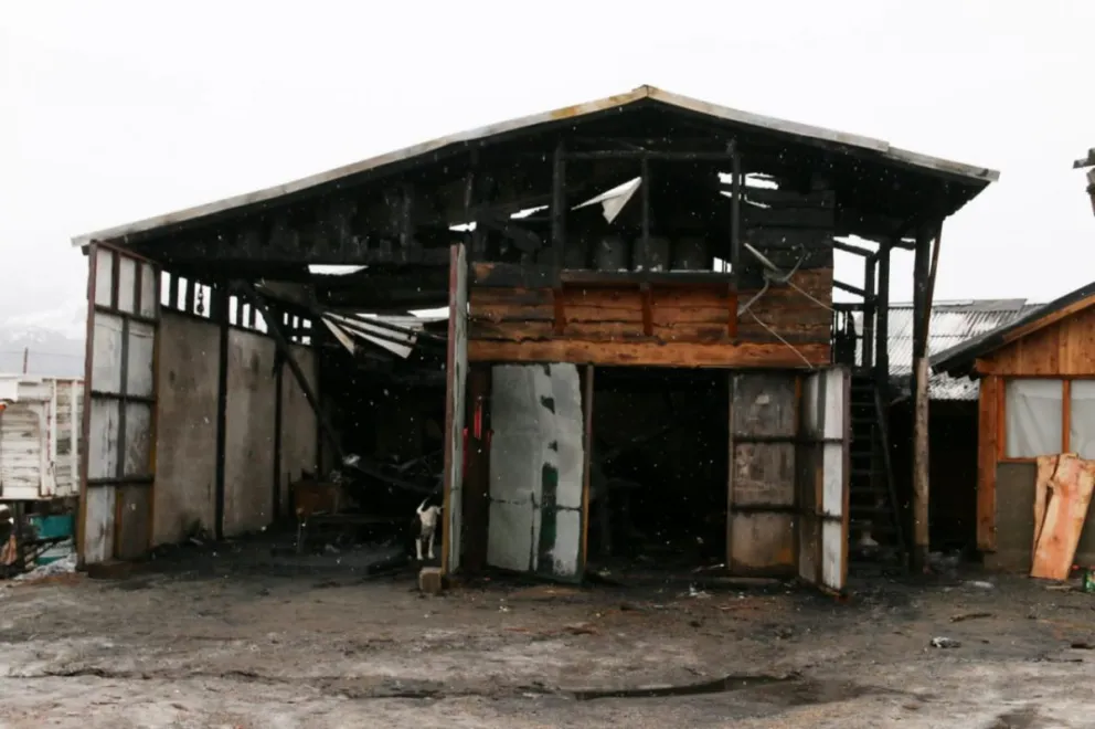 Un taller, todas las herramientas y un bote destruidos por un incendio 