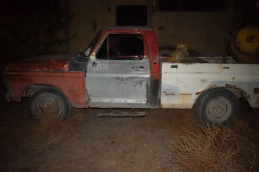 Un llamado anónimo evitó el robo: los encontraron cargando la camioneta