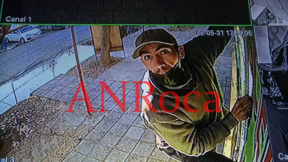 Video: le robó la cámara a una verdulería de Roca y quedó escrachado 