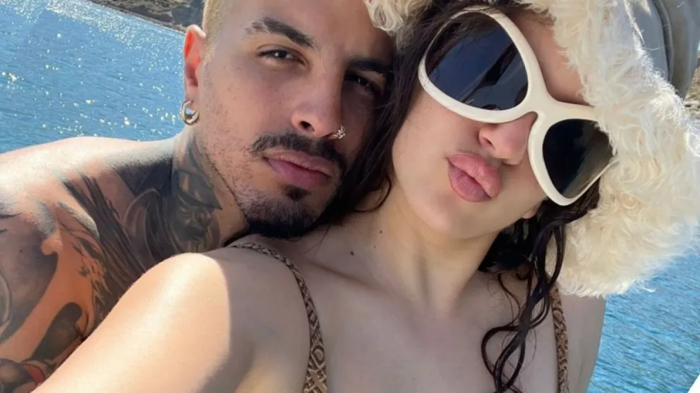 Rosalía acelera la temperatura al posar sobre un yate con este mini bikini