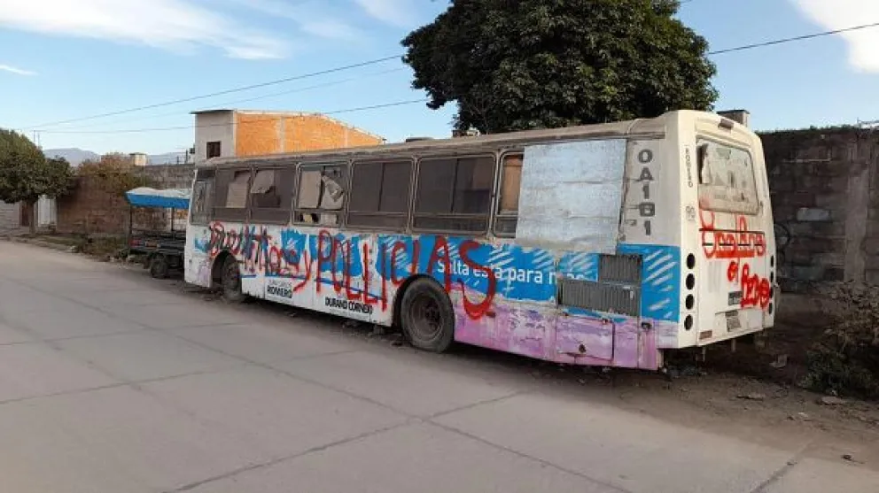 Salteño vive en un colectivo tras perderlo todo: "Los agentes nos dijeron que tenemos 48 horas para desalojar"