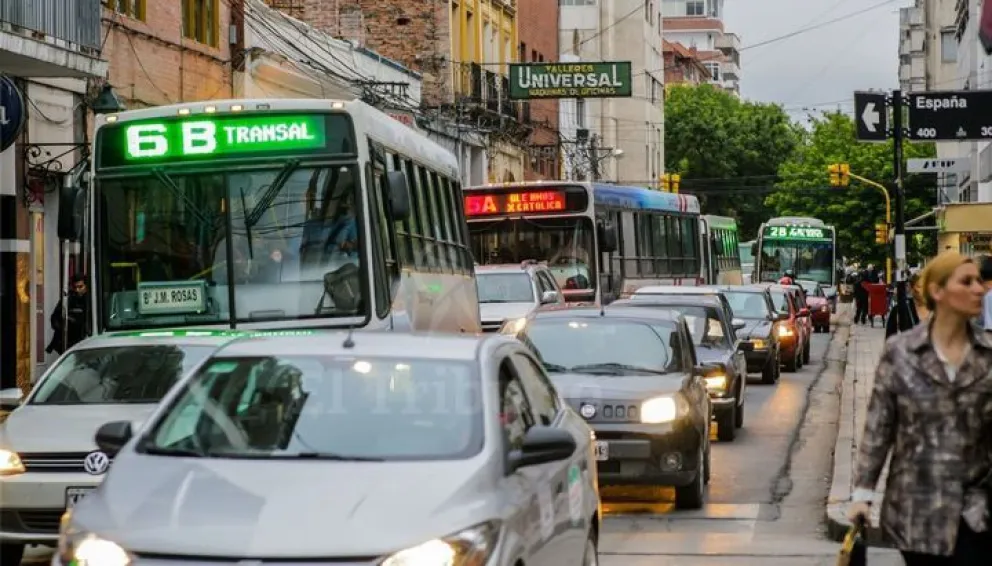 Demoras en el tráfico por padres que estacionan en "cualquier lado"