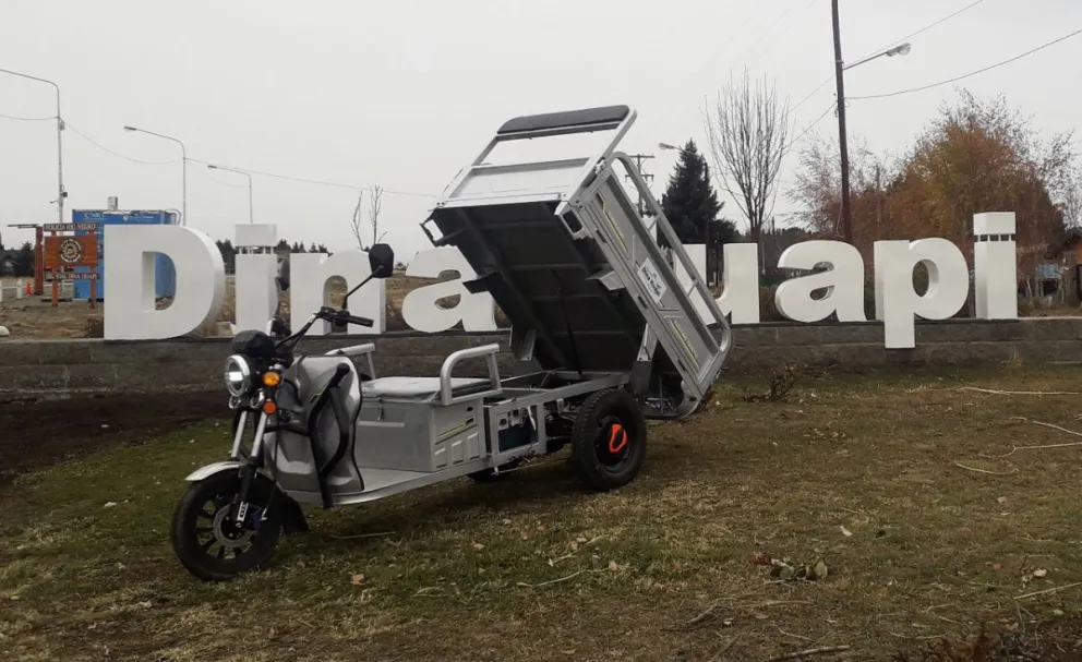 Dina Huapi sumó dos motovehículos eléctricos para brindar más servicios a los vecinos
