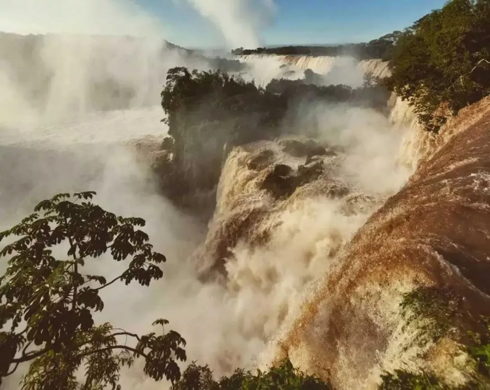 Por crecida del río Iguazú, Cataratas registró un extraordinario caudal