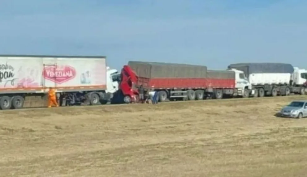 Increíble choque en cadena: dos autos quedaron aplastados por un camión y murieron 4 personas 