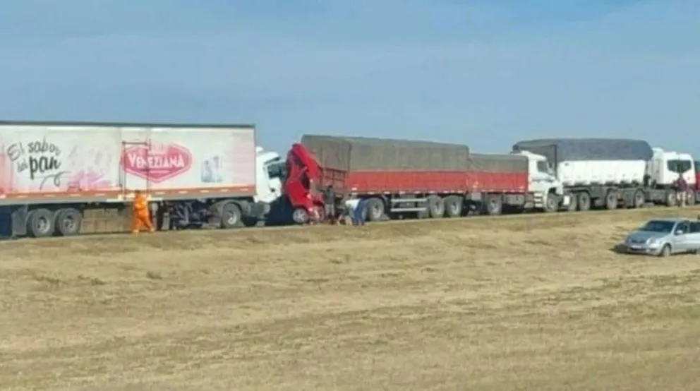 Fatal accidente: dos vehículos quedaron aplastados entre dos camiones