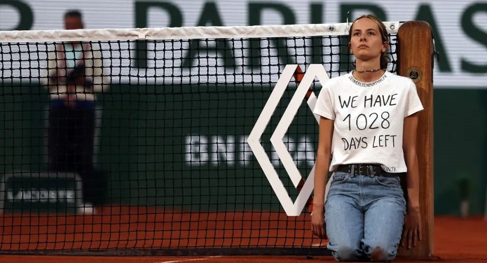 “Nos quedan 1028 días”: una activista causó tensión en Roland Garros al encadenarse en una red