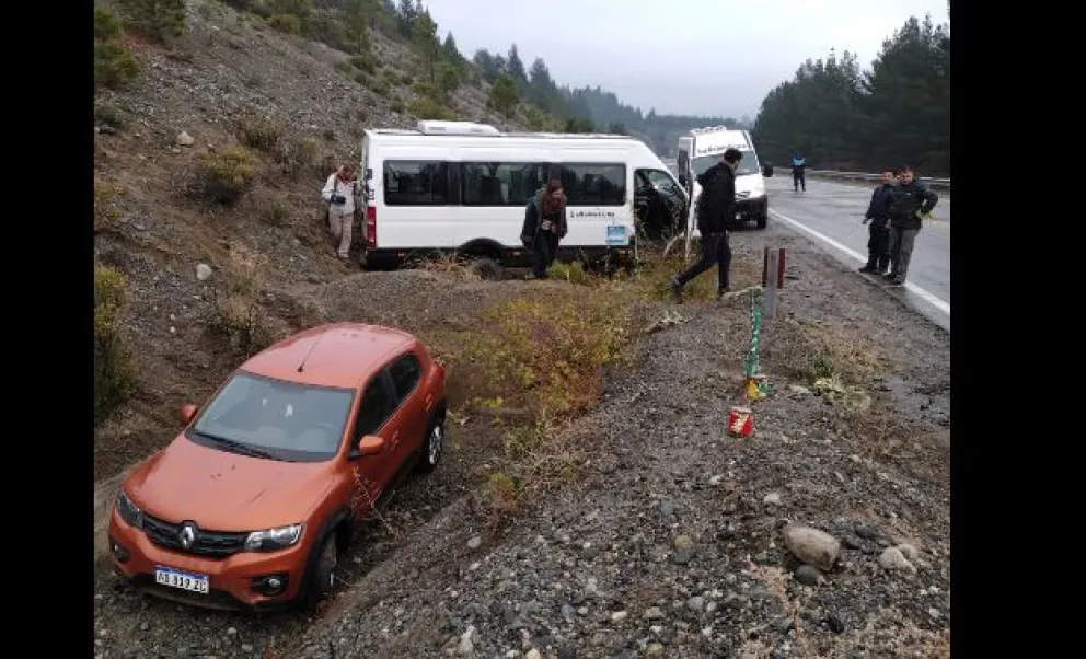 Dos vehículos se despistaron por la presencia de hielo en la calzada