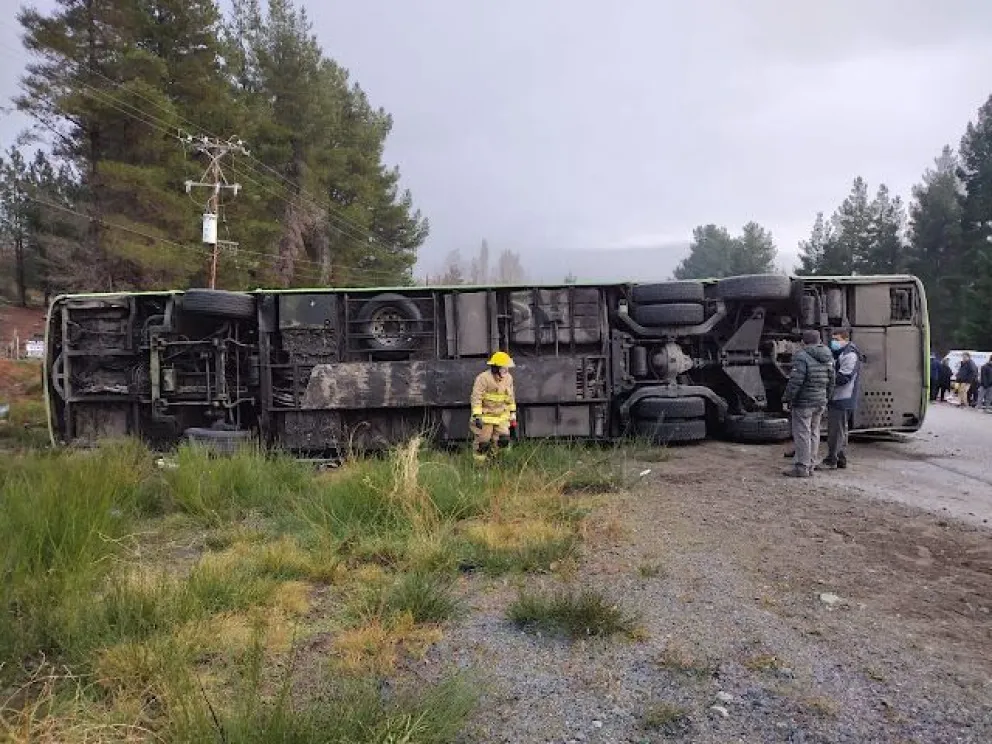 Volcó un micro de larga distancia que viajaba hacia Bariloche