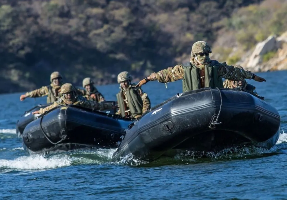 A lo película: 200 soldados estuvieron entrenando en las aguas del Dique Cabra Corral