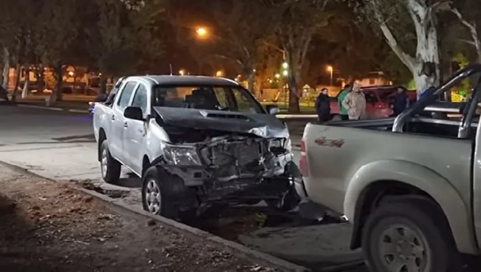 Choque y milagro en Patagones: hubo dos camionetas involucradas y una terminó sobre la plaza Villarino 
