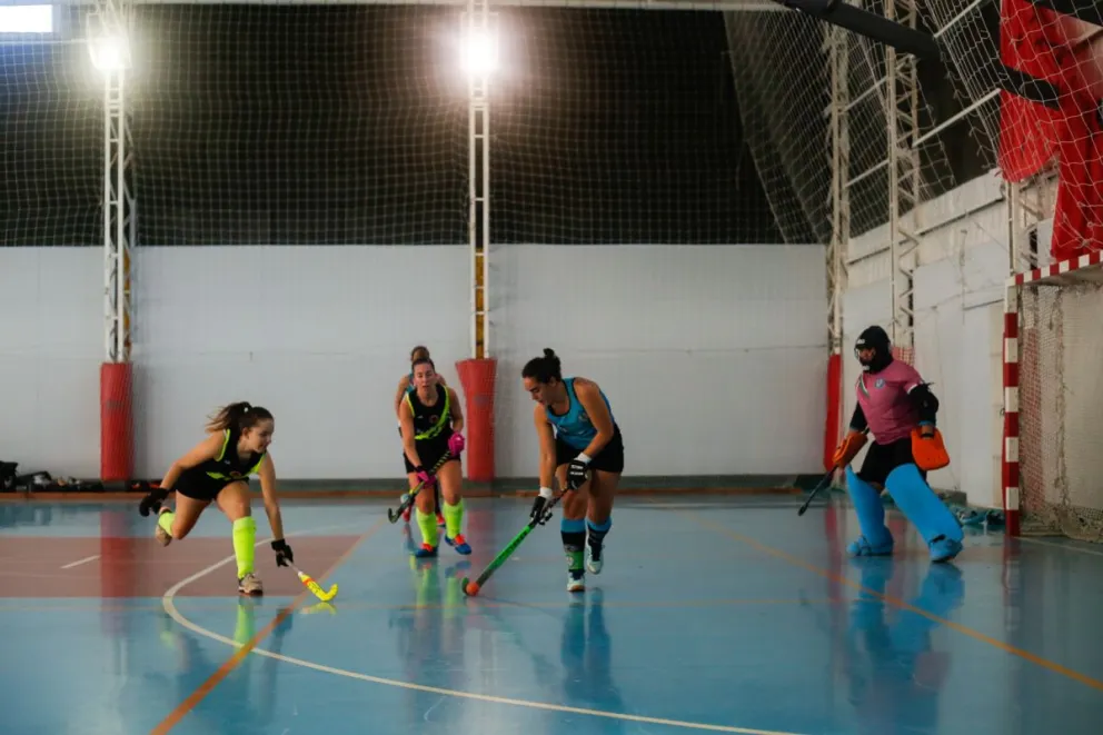 El hockey juega una nueva fecha del torneo Bariloche Cup Indoor 
