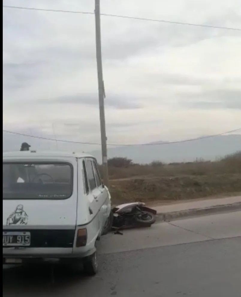 Voló hasta la vereda: Terrible choque de una moto en la entrada a Solí
