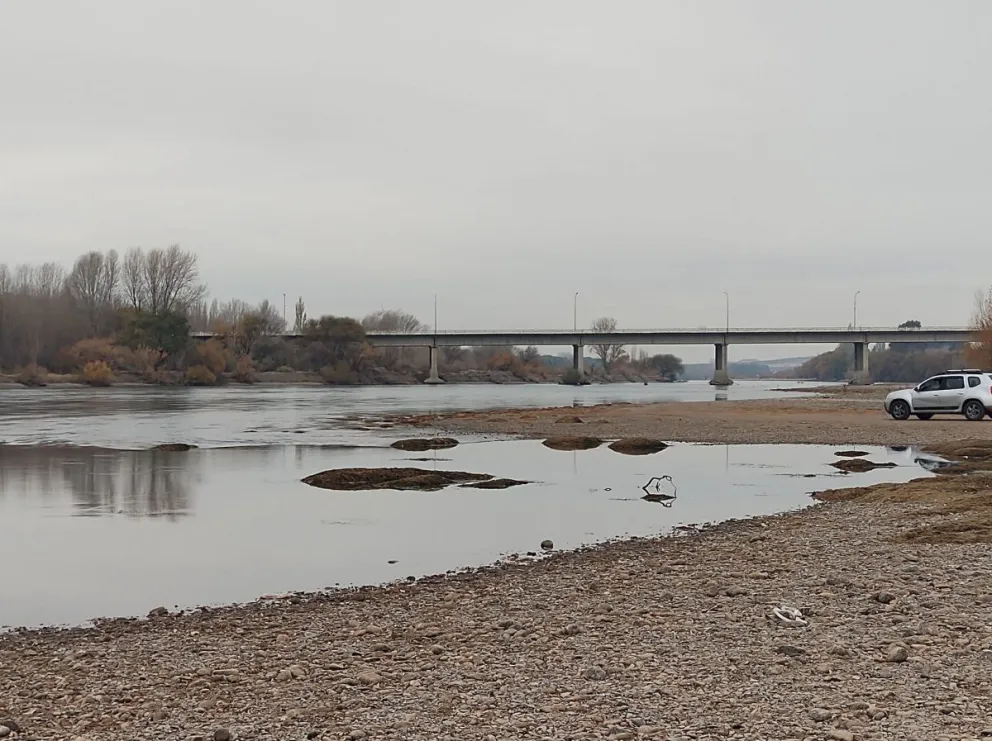Impresionante cómo se ve la bajante del río Negro en la ciudad
