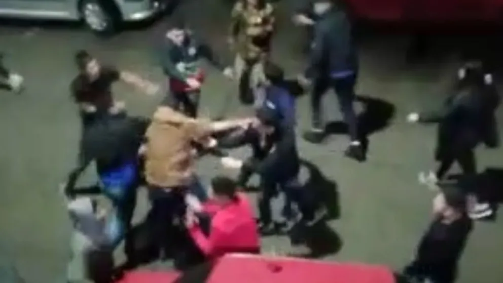 Piñas a la salida de un boliche: le pegaron duro a uno de los jóvenes