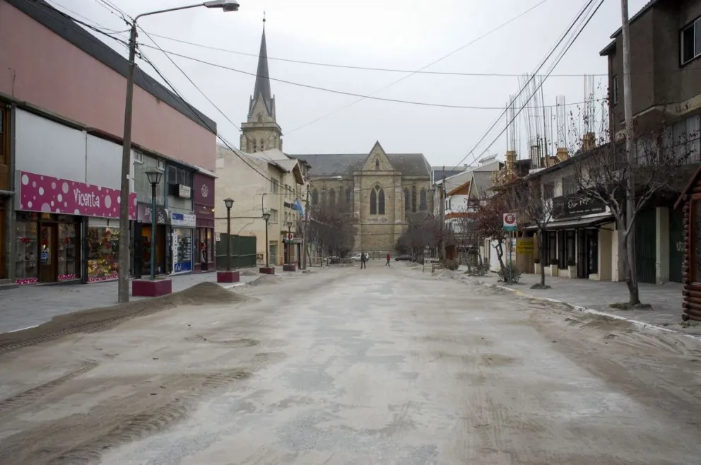 4 de junio de 2011: cenizas en el centro barilochense. Foto: archivo. 