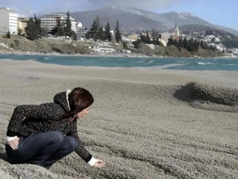 Destaca la necesidad de contar con una infraestructura de redes de banda ancha que garantice la cobertura de los dispositivos móviles y el acceso a alertas a través de aplicaciones y redes sociales.