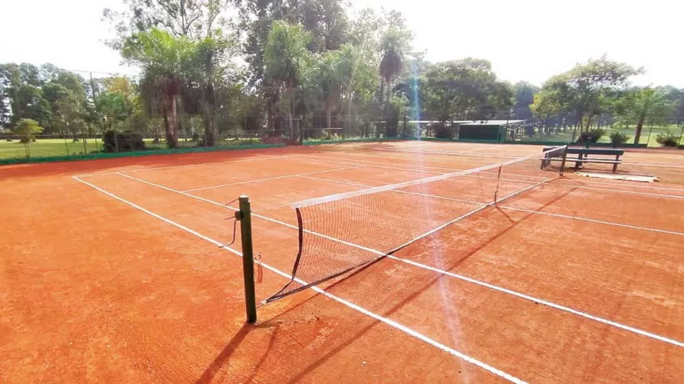 Tras 15 años, el club Tacurú cuenta con dos canchas de tenis que fueron restauradas 