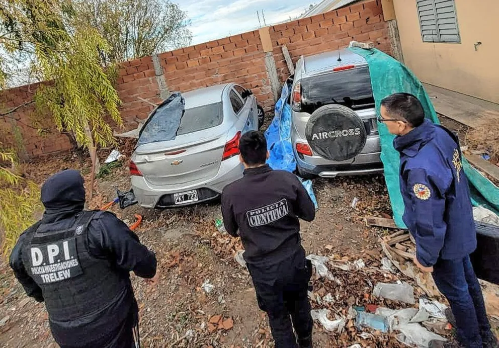Encuentran dos vehículos robados en el patio de una vivienda de un barrio de Trelew
