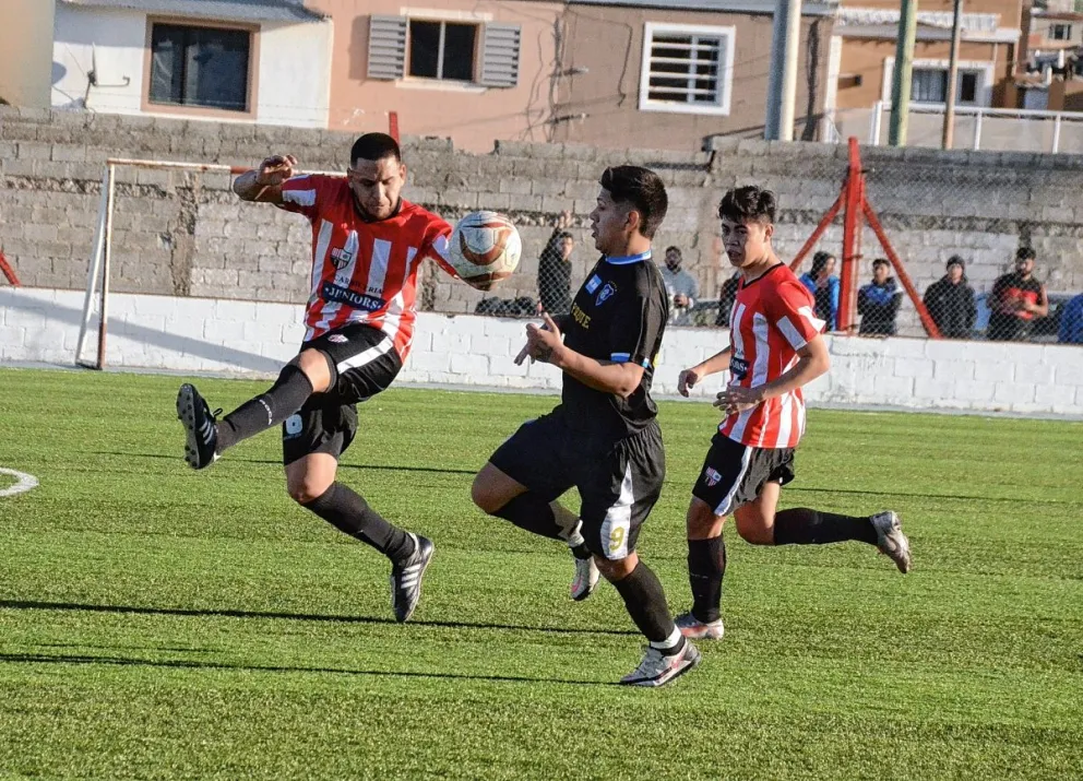 Deportivo Roca ganó un difícil partido