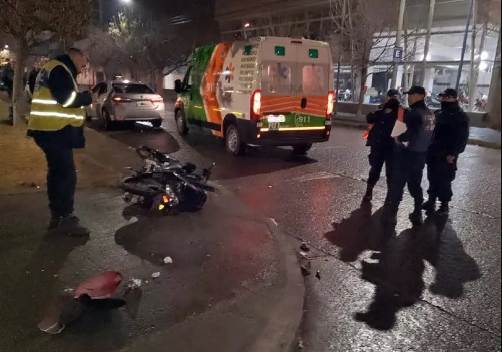 Un hombre con heridas leves tras un choque en una esquina peligrosa