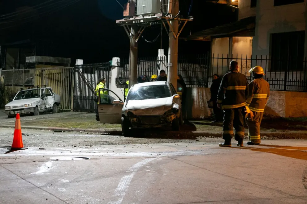 Fuerte choque entre dos autos: por el golpe fueron a parar a la vereda