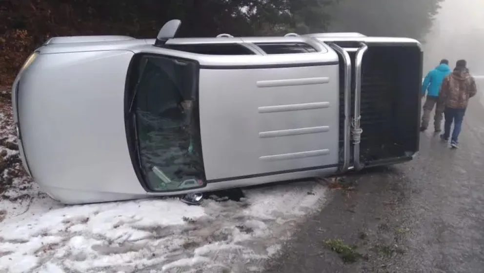 Otros despistes, choques y vuelcos por el hielo y la nieve en la región
