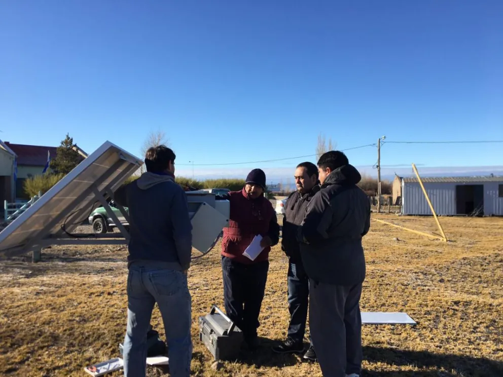 Trabajan en las pautas de mantenimiento de los paneles solares instalados en edificios escolares